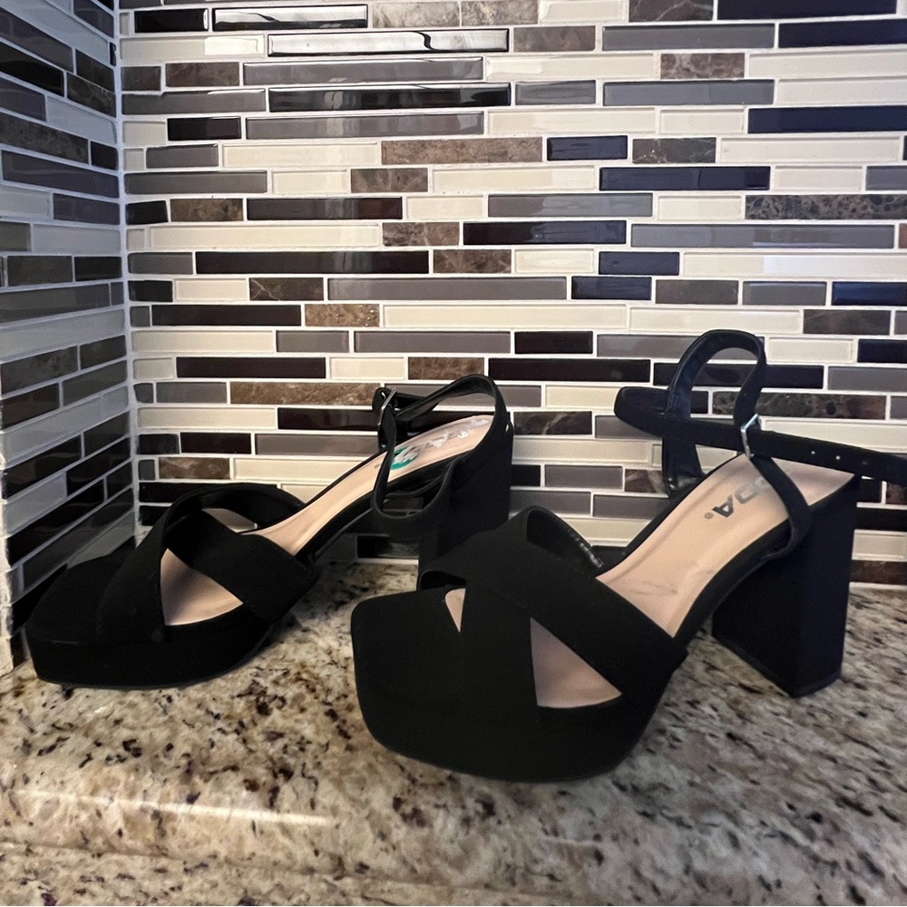 SODA Platform Sandal 🖤 NEW 🖤